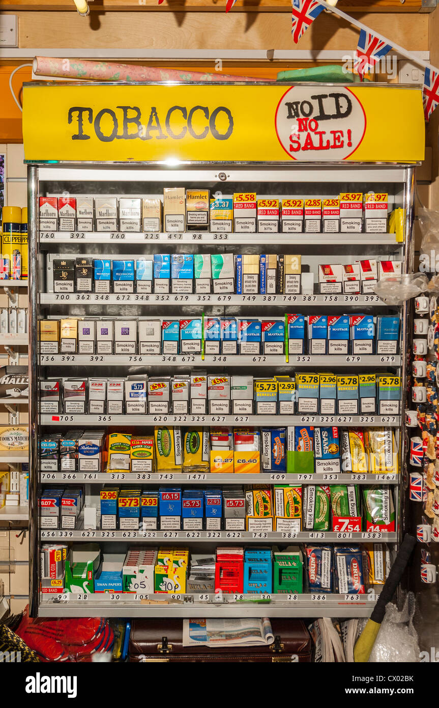 Les cigarettes et le tabac à vendre dans un magasin store au RoyaumeUni Photo Stock Alamy