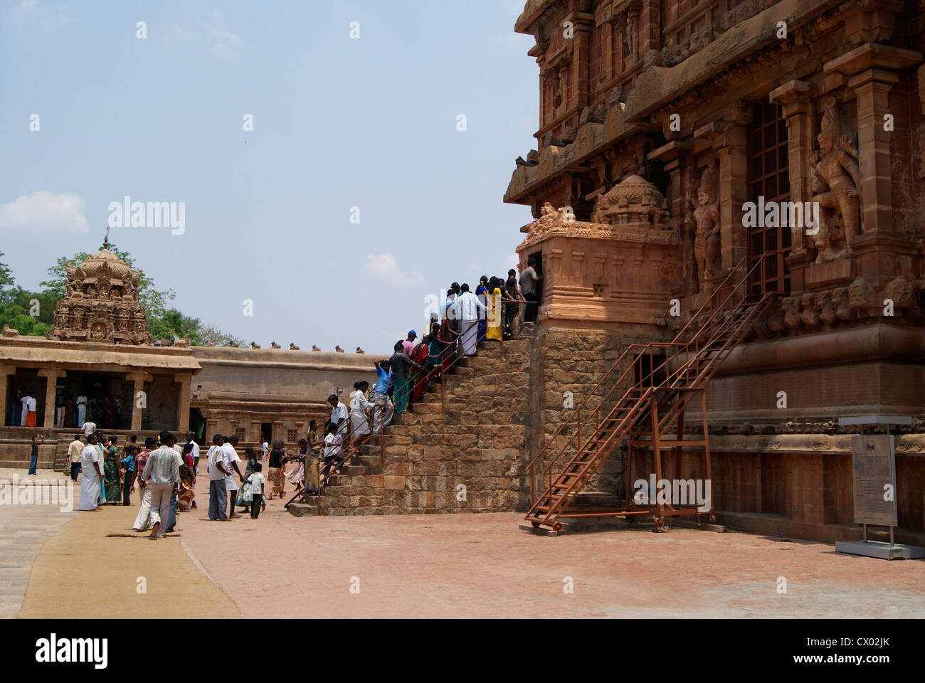 Thanjavur Grand Temple et les gens dévots dans la file d'attente pour voir le grand temple de Shiva à l'intérieur Banque D'Images