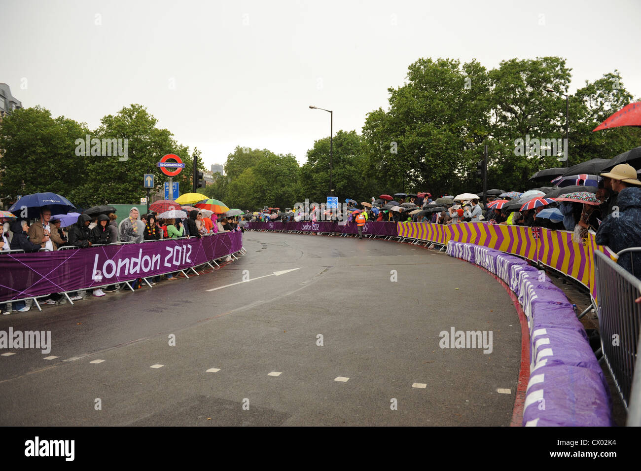 Foules bordent la rue en attente de la course sur route cyclisme féminin à l'Jeux olympiques de 2012 à Londres Banque D'Images