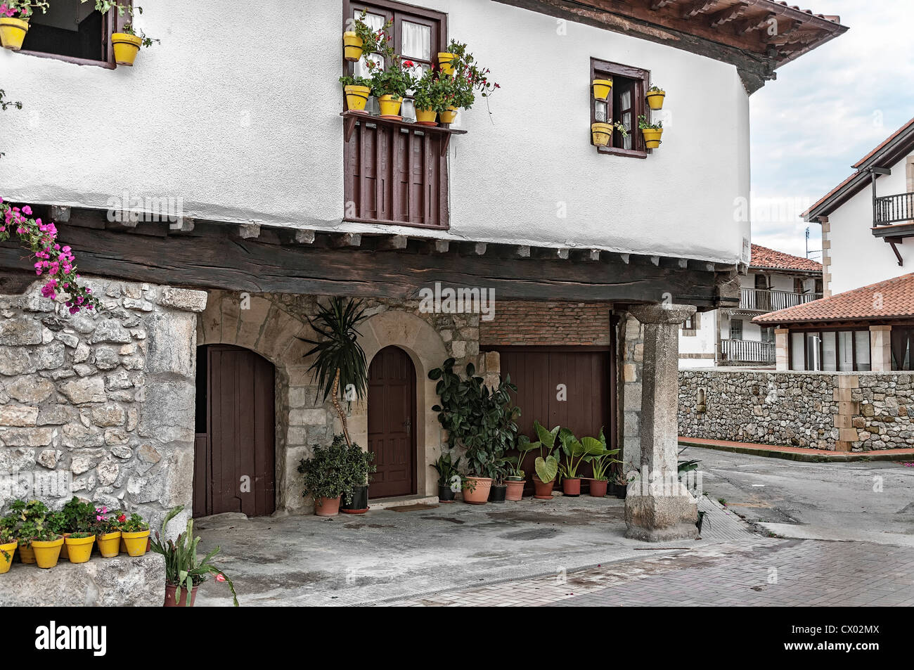 Ancienne maison de construction typiques de Cantabrie avec zaguan et fleurs sur sa façade dans le village de Escalante, Cantabria, Spain, Europe Banque D'Images