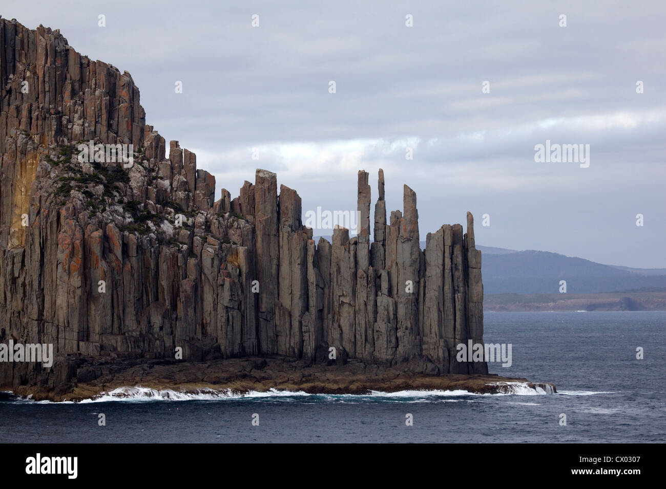Les colonnes de roche sur la côte de Tasmanie spectaculaire Banque D'Images