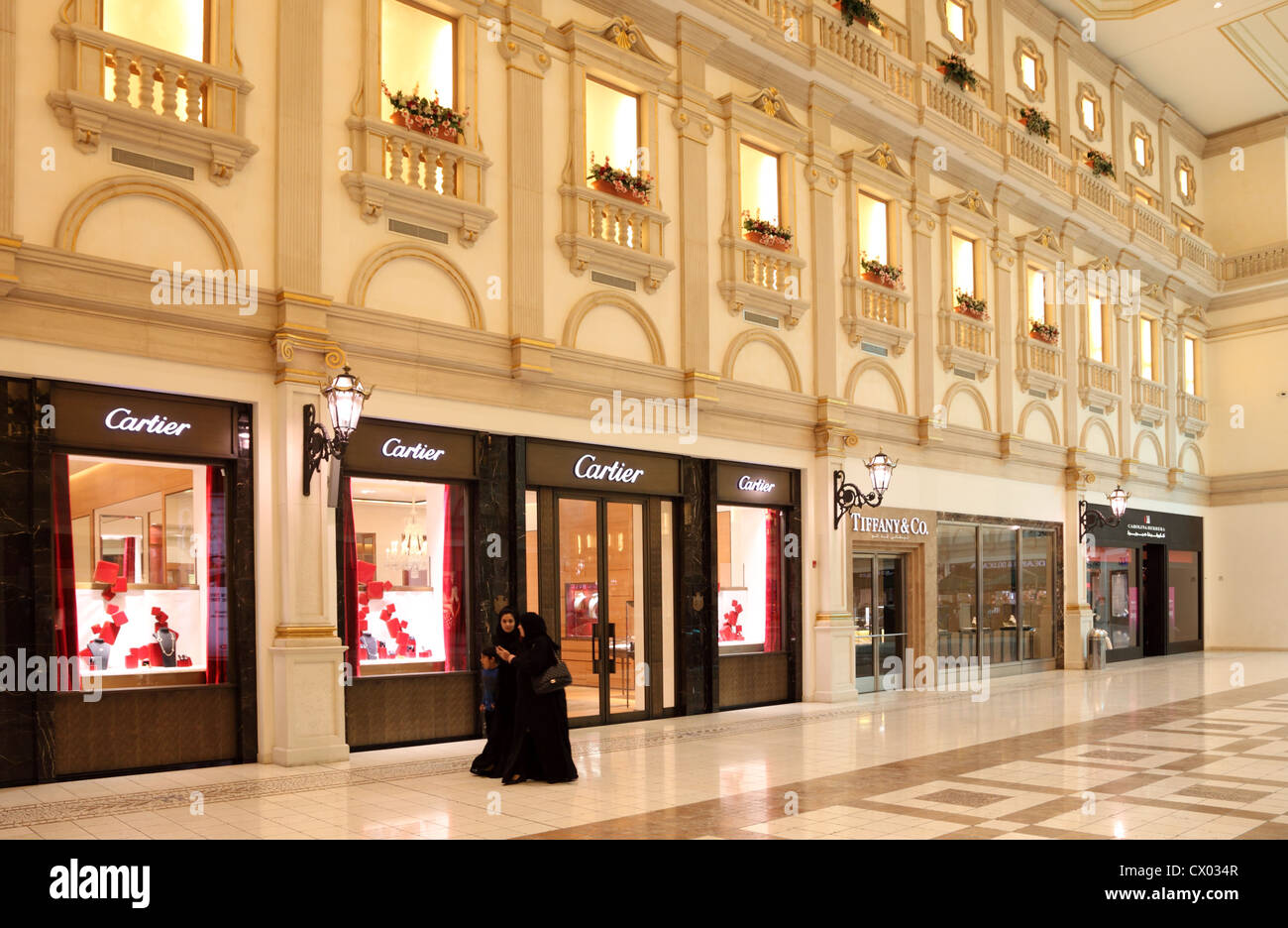 Femmes arabes dans le Villaggio Mall Shopping Center à Doha, Qatar Banque D'Images