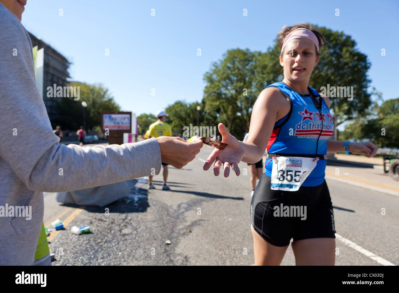 Coureur de marathon d'atteindre pour un paquet de gel énergétique - USA Banque D'Images