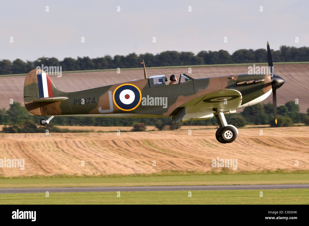 Supermarine Spitfire Mk.1Un avion au RAF Bataille d'Angleterre 1940 camouflage à l'atterrissage à l'aérodrome de Duxford, UK Banque D'Images