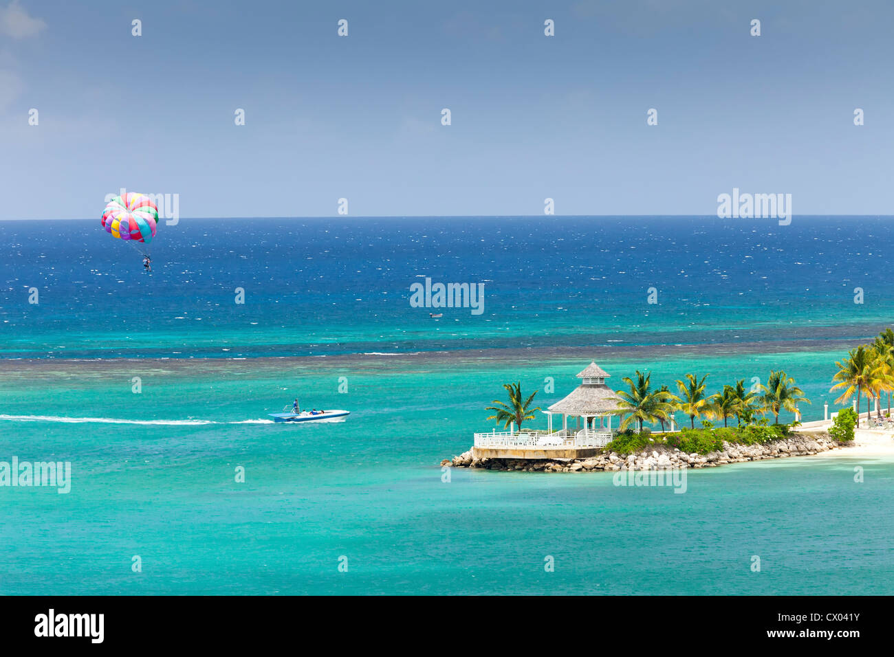 Para la voile sur la mer des Caraïbes à Ocho Rios, Jamaïque Banque D'Images