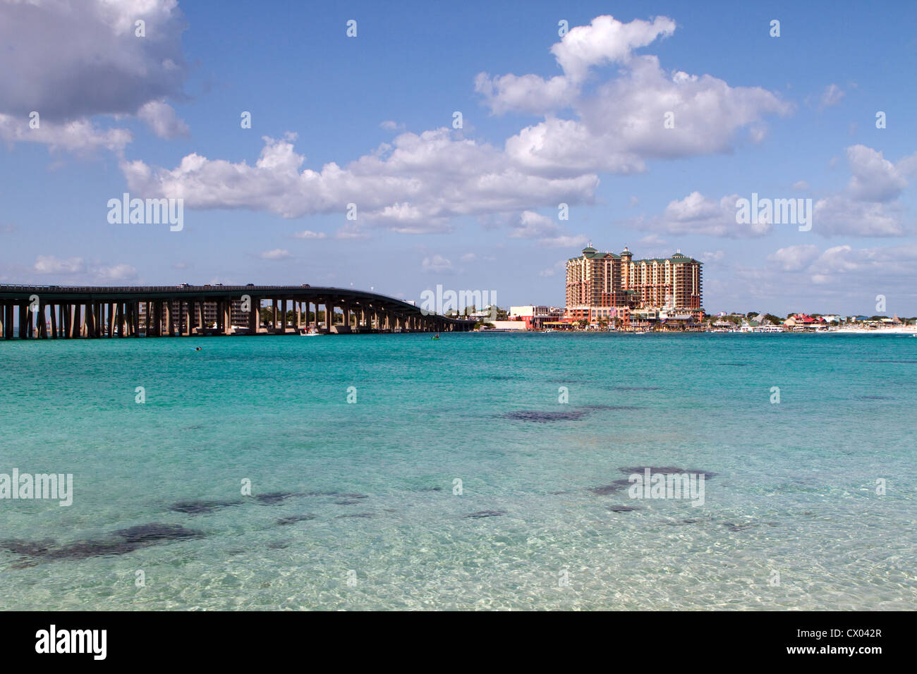 Pont de l'autoroute 98 va à travers les eaux cristallines de la passe dans la station balnéaire de Destin, Floride Banque D'Images