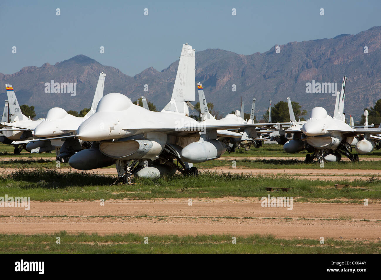 F-16 Fighting Falcon en entreposage au 309e Groupe maintien et la régénération de l'aérospatiale à la base aérienne Davis-Monthan AFB. Banque D'Images
