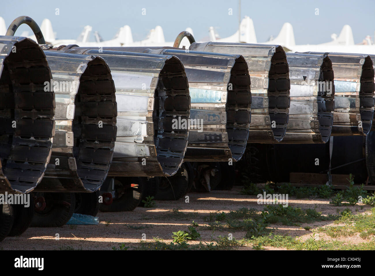 Les moteurs à réaction excédentaire dans l'entreposage à l'entretien et la régénération de l'aéronautique 309e groupe à la base aérienne Davis-Monthan Air Force Base. Banque D'Images