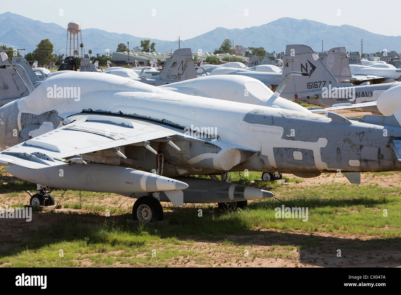 A-6 Intruder aéronefs dans l'entreposage à l'entretien et la régénération de l'aéronautique 309e groupe à la base aérienne Davis-Monthan Air Force Base. Banque D'Images