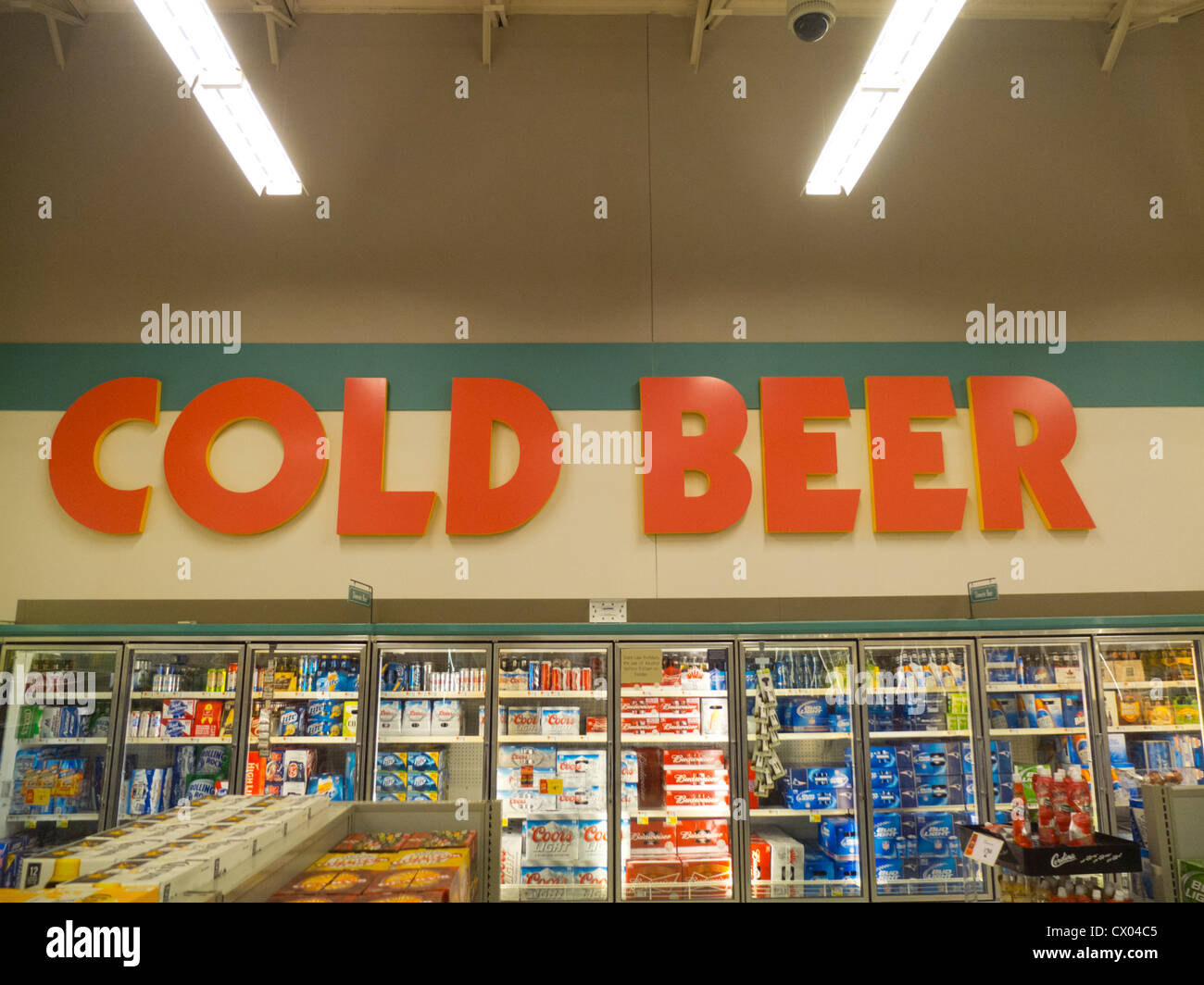 Bière froide sign in grocery store Banque D'Images