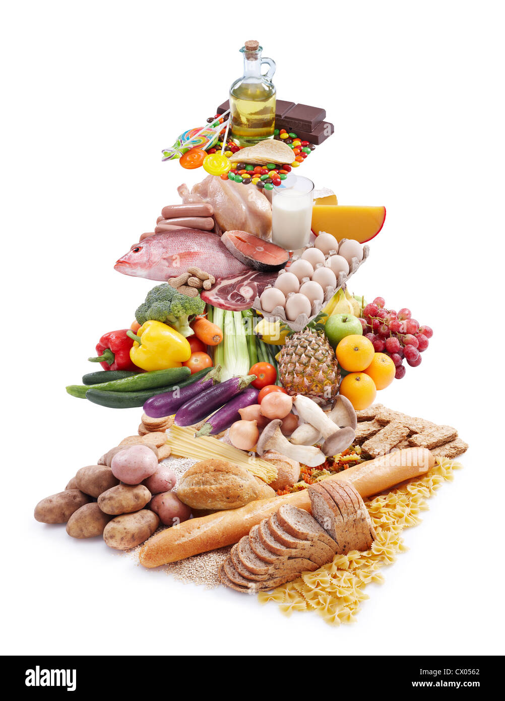 Pyramide alimentaire en couches séparées contre fond blanc Banque D'Images