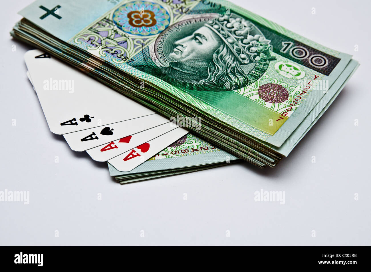 Quatre d'une sorte de poker, et une pile d'argent Banque D'Images