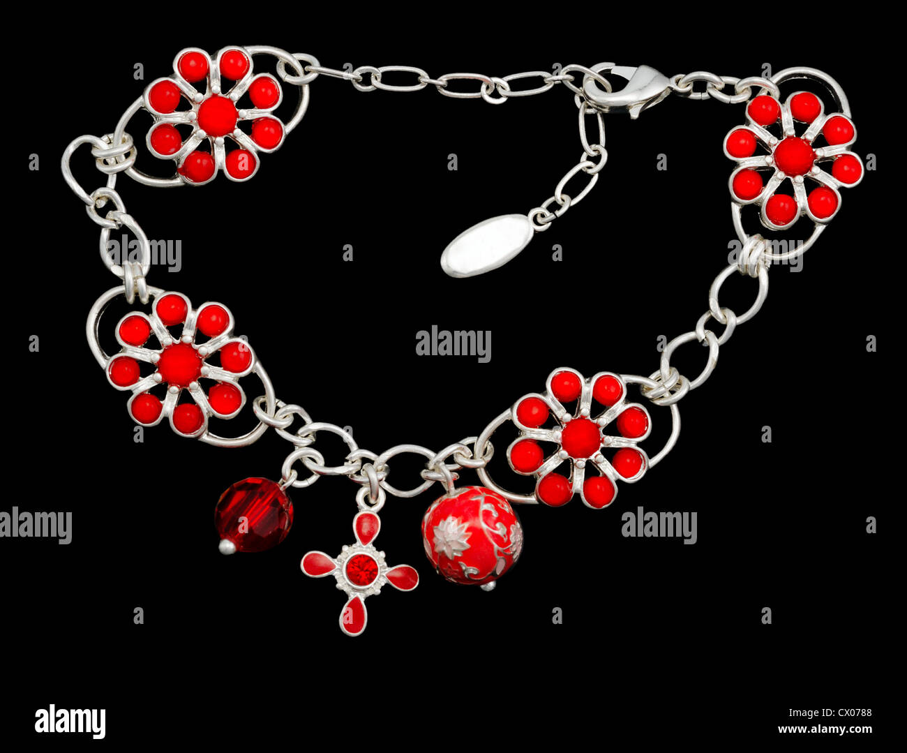 Bracelet sur une chaîne en métal blanc avec les fleurs rouges, isolées Banque D'Images