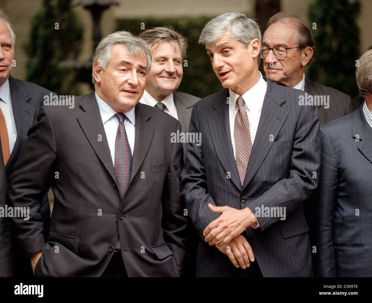 Le secrétaire américain au Trésor, Robert Rubin (à droite) s'entretient avec la ministre française de l'économie et des finances Dominique Strauss-Kahn lors d'une photo de groupe dans la cour à Blair House, 3 octobre 1998 à Washington, DC. Banque D'Images