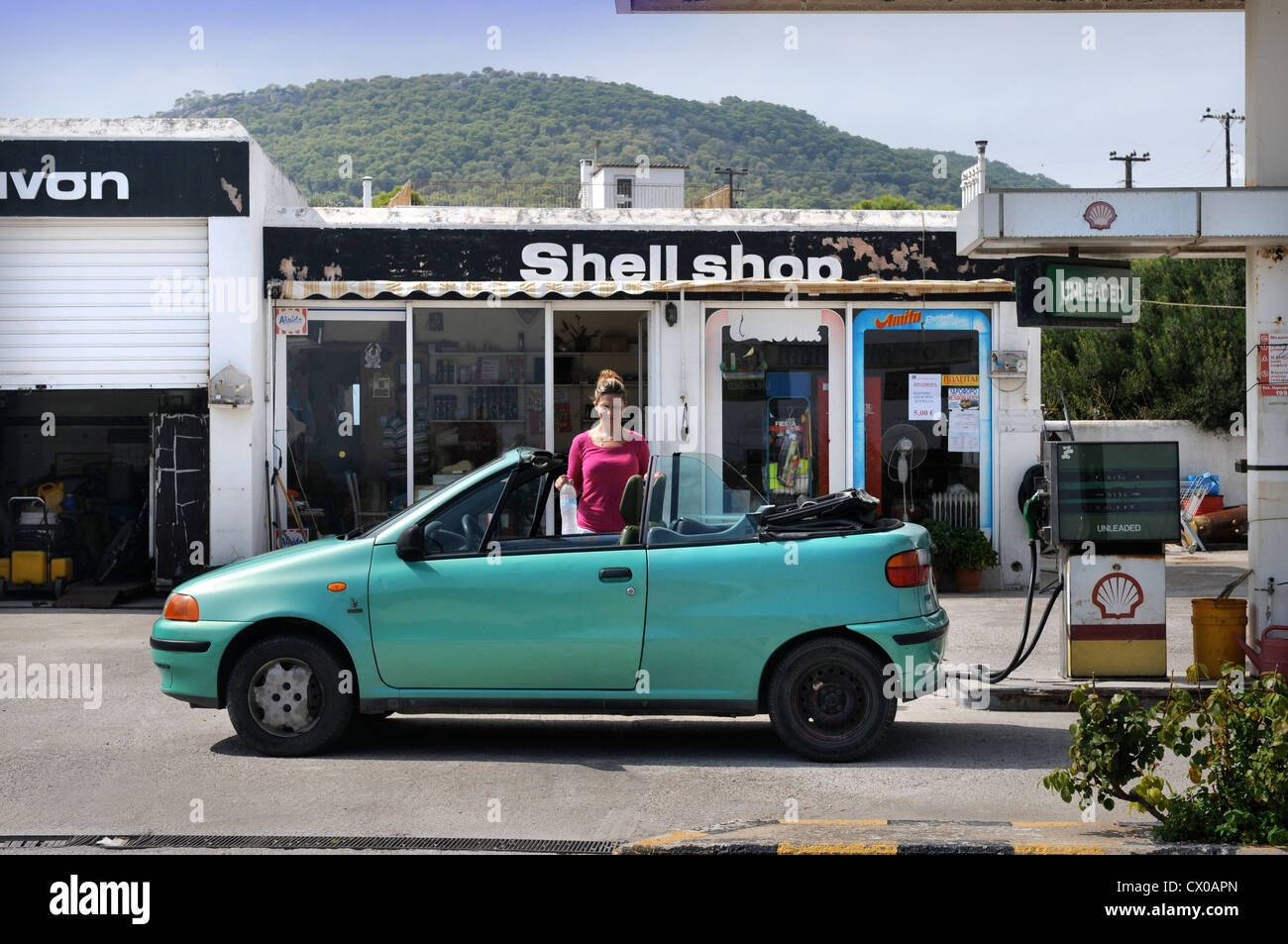 Un petit open top voiture de location dans une station essence sur l'île d'Egine Grèce Banque D'Images