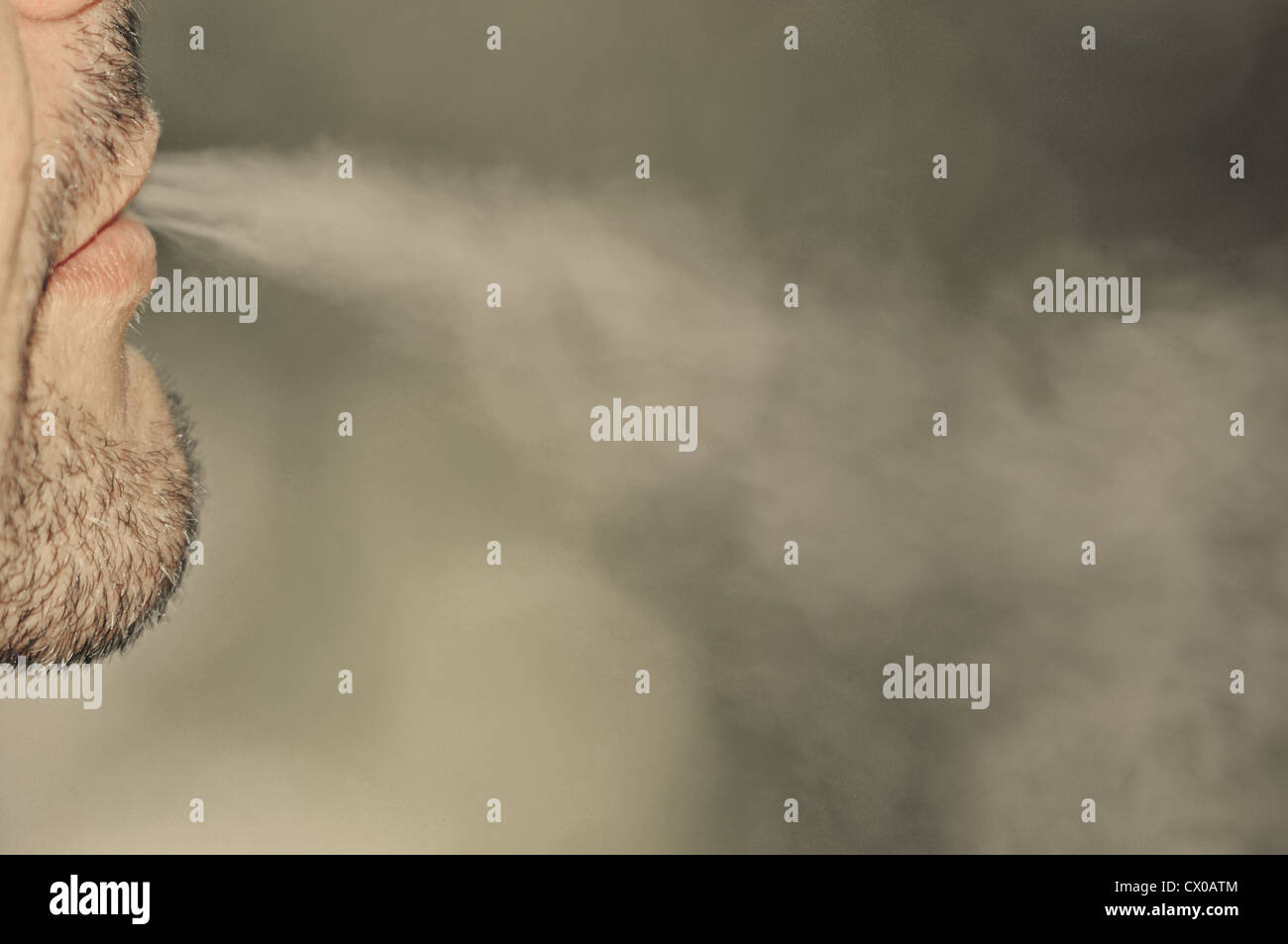 Fumeur exhalant la fumée de cigarette. Banque D'Images