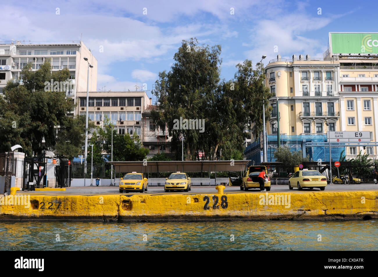 Les chauffeurs de taxi attendent près de l'tarifs passagers au port du Pirée à Athènes, Grèce Banque D'Images