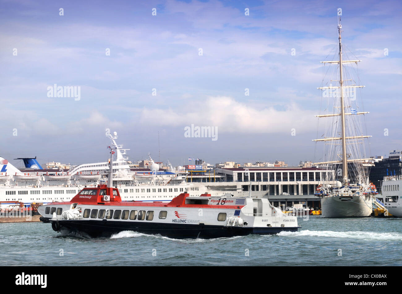 La circulation maritime varié (un Hellenic Seaways Flying Dolphin, un roll on roll off ferry et un grand voilier cruiser touristiques) au Pirée Banque D'Images