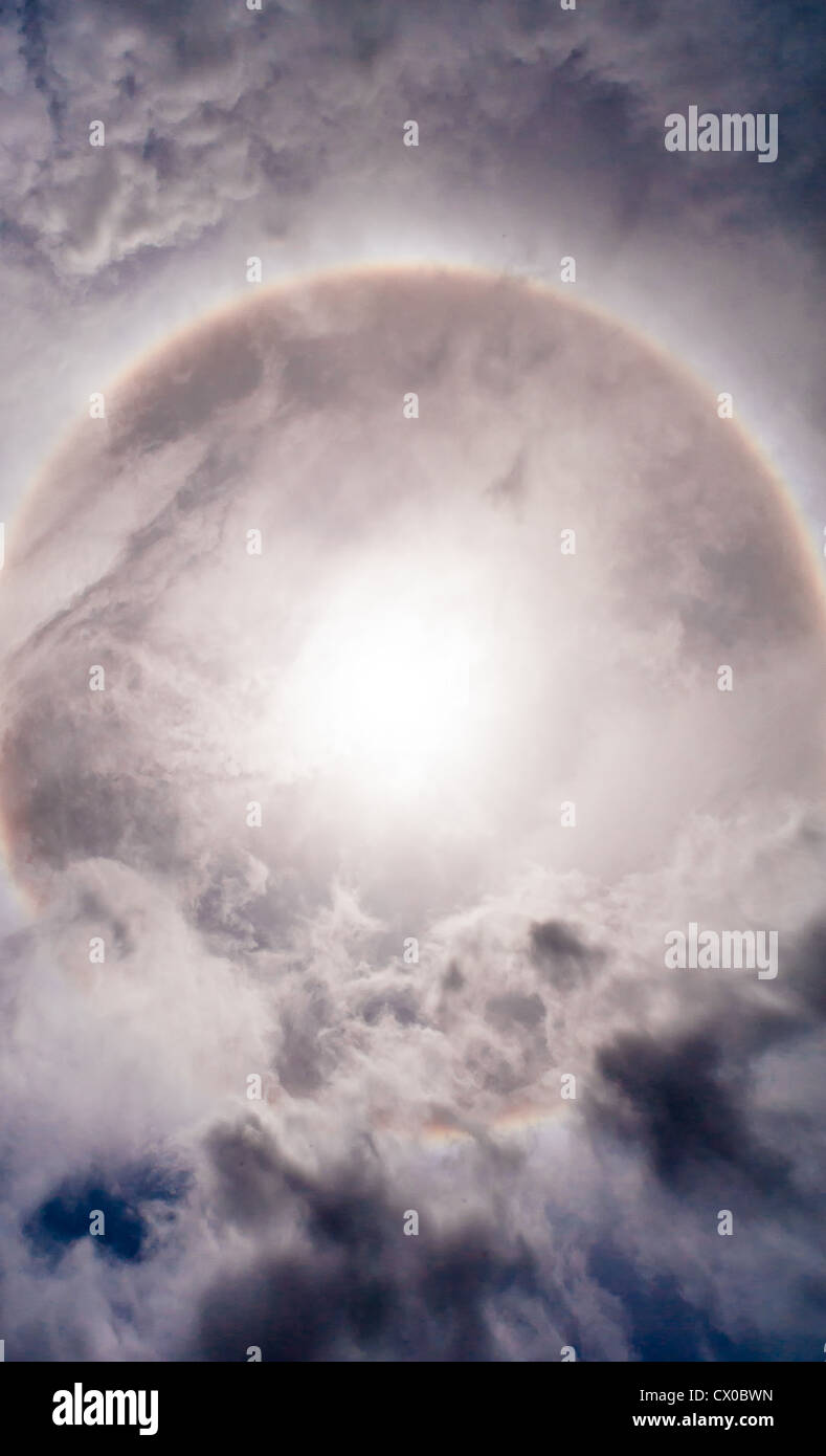 Avec Sun sun halo en arc-en-ciel circulaire avec cloud sky Banque D'Images