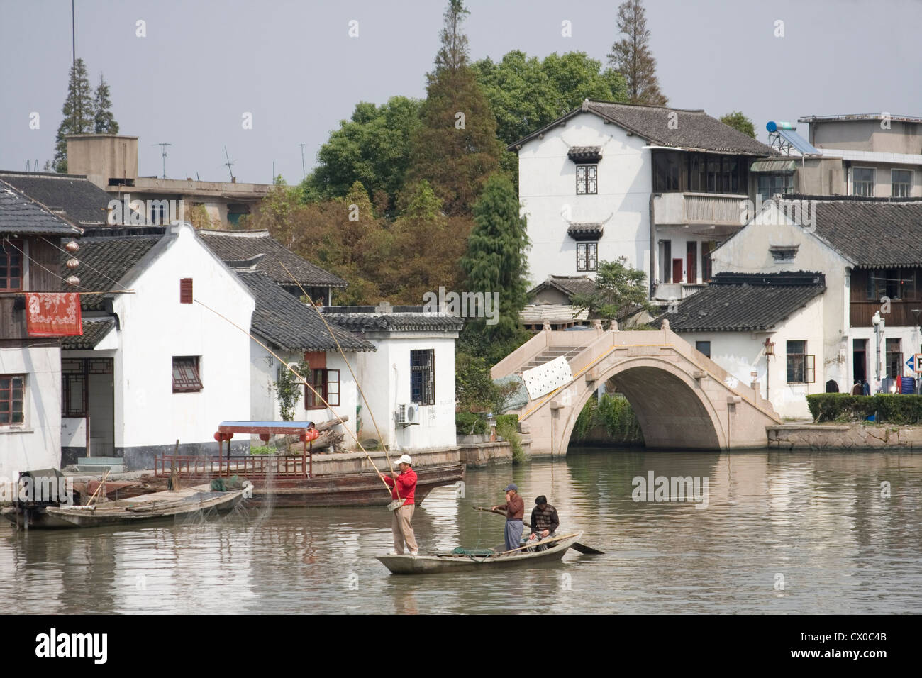 La pêche dans le canal, Qingpu, Chine Banque D'Images