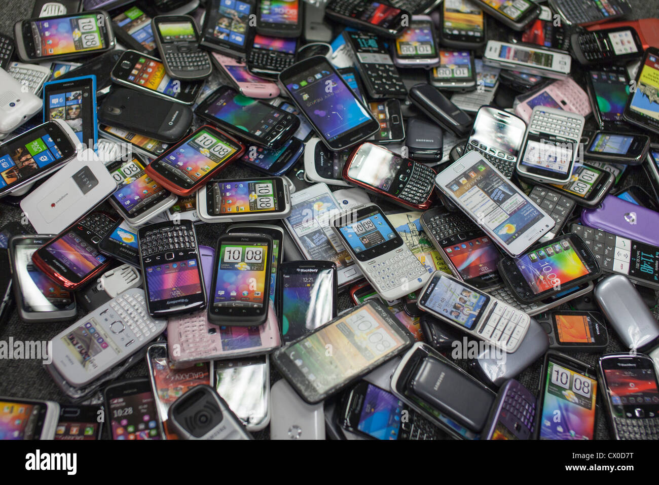 Pile de téléphones intelligents- déchets électroniques Banque D'Images
