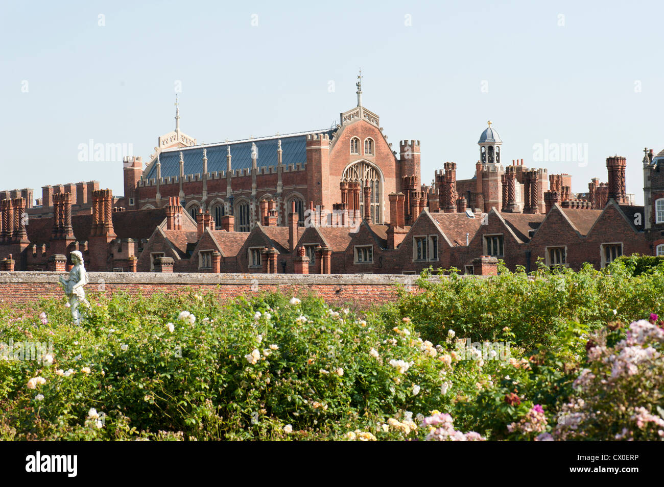 Vue sur le Palais de Hampton Court de la roseraie, Hampton Court, Surrey, UK. Banque D'Images