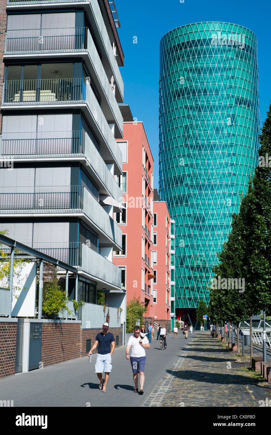Les immeubles à appartements au quartier résidentiel moderne de Westhafen et bien d'entreprise mise à côté de Harbour à Francfort Banque D'Images