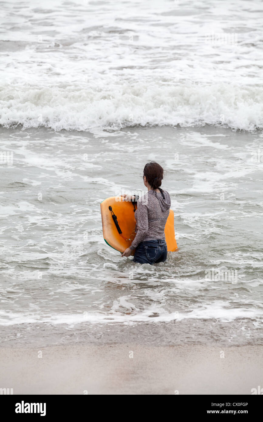Surfer sur la plage de Kuta à Bali Banque D'Images