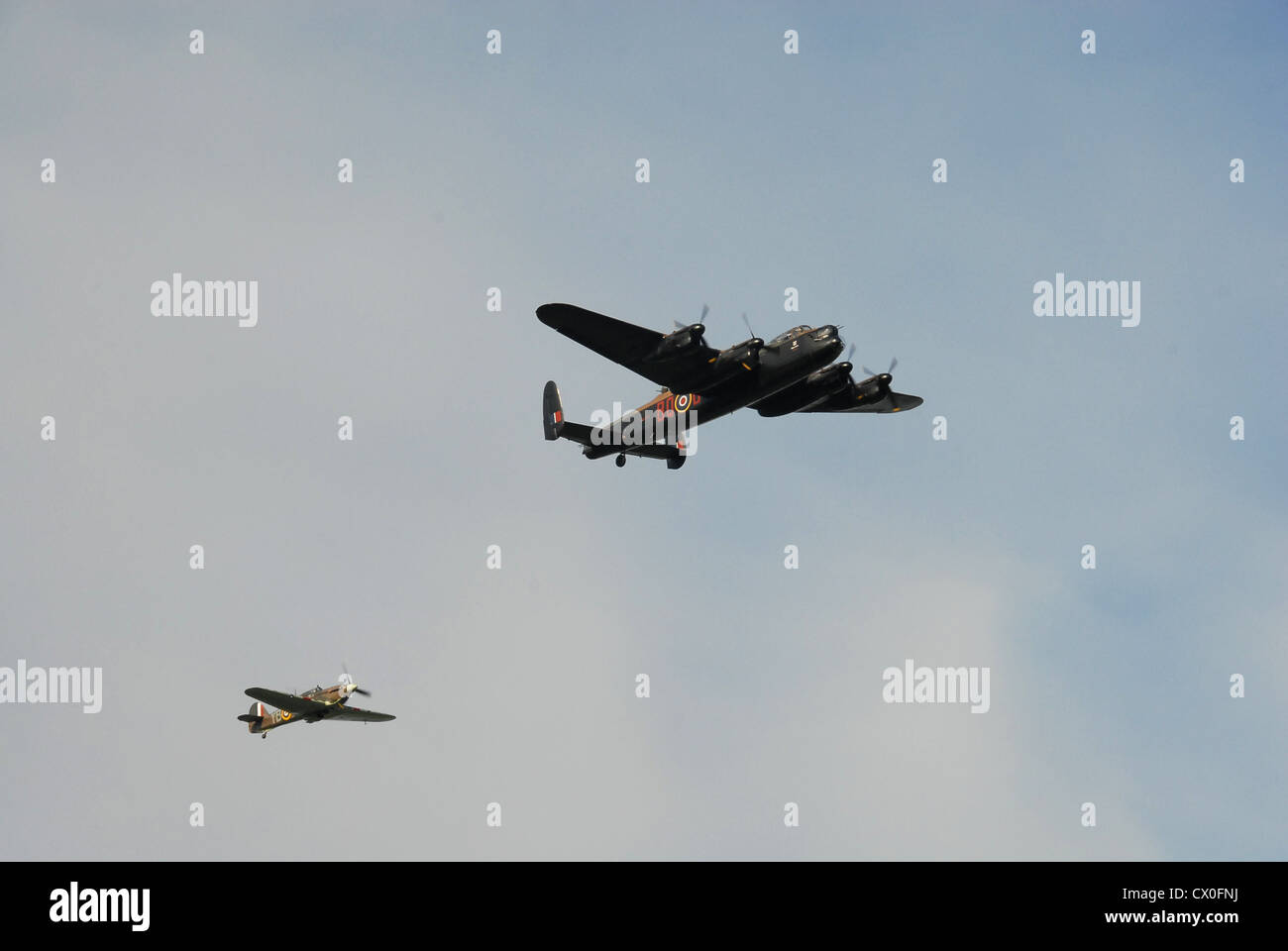 La Battle of Britain Memorial Flight bombardier Lancaster et Spitfire au-dessus de la port de Dartmouth, Devon Régate royale Banque D'Images