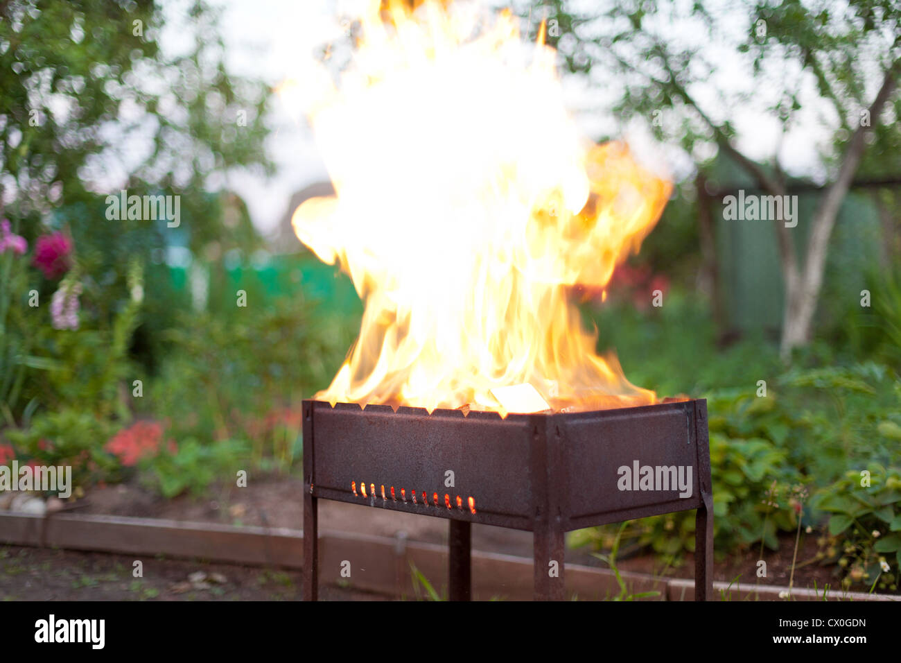 Un feu brûlant au barbecue, piscine Banque D'Images