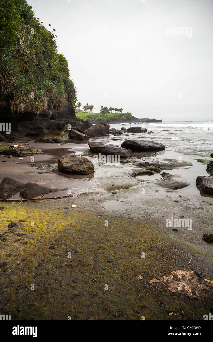 Rockbound Côte au Temple Pura Tanah Lot sur Bali Banque D'Images