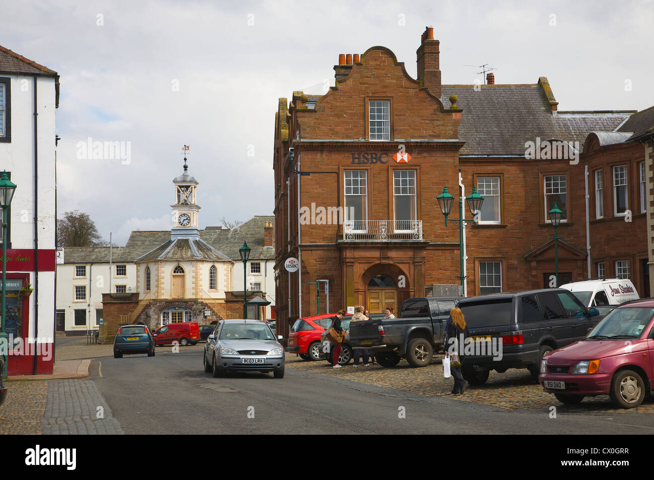 Le centre-ville de Brampton avec le Moot Hall sur la gauche, et de la Banque HSBC sur le centre-ville de Brampton, Brampton, Cumbria, England, UK Banque D'Images