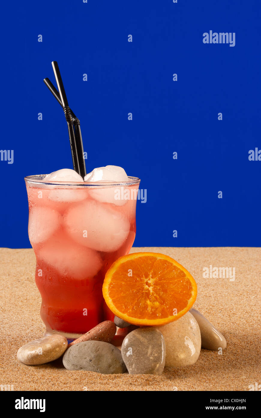 Brise d'été cocktail servi sur la plage Banque D'Images