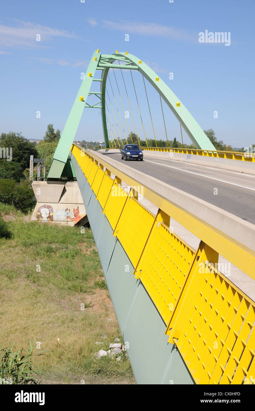 Voûté moderne metal engineering bridge sur la D6572 sur Gard Bouches du Rhône entre Saint Gilles et Arles dans le sud de la France Banque D'Images