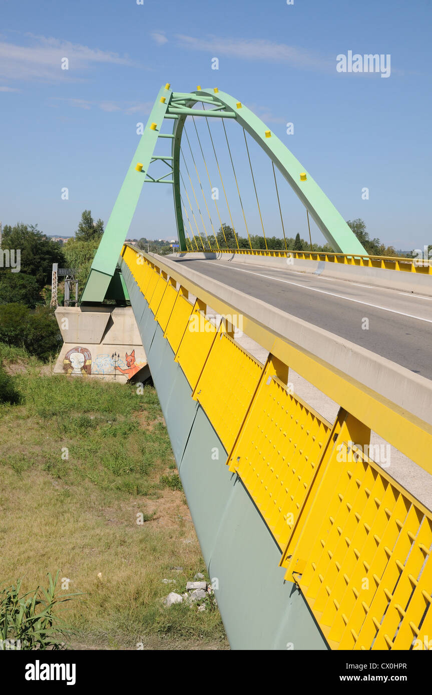 Voûté moderne metal engineering bridge sur la D6572 sur Gard Bouches du Rhône entre Saint Gilles et Arles dans le sud de la France Banque D'Images