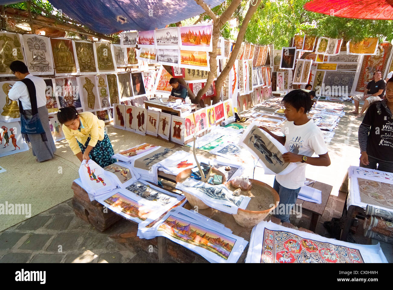 Peintures de sable à vendre à l'extérieur d'un temple de Bagan, Myanmar Banque D'Images