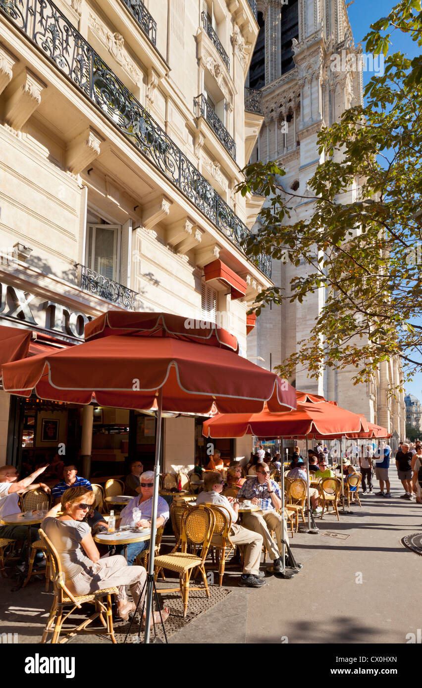 Les gens assis à la terrasse d'un café sur une avenue de la rue Paris France Europe de l'UE Banque D'Images