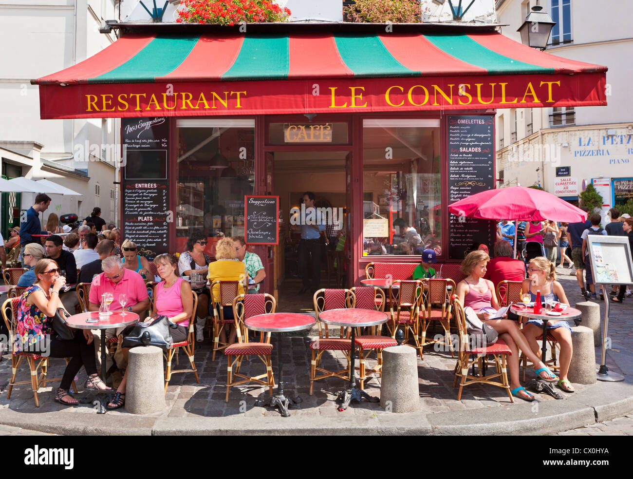 Les gens assis à la terrasse d'un café à Montmartre Paris France Europe de l'UE Banque D'Images
