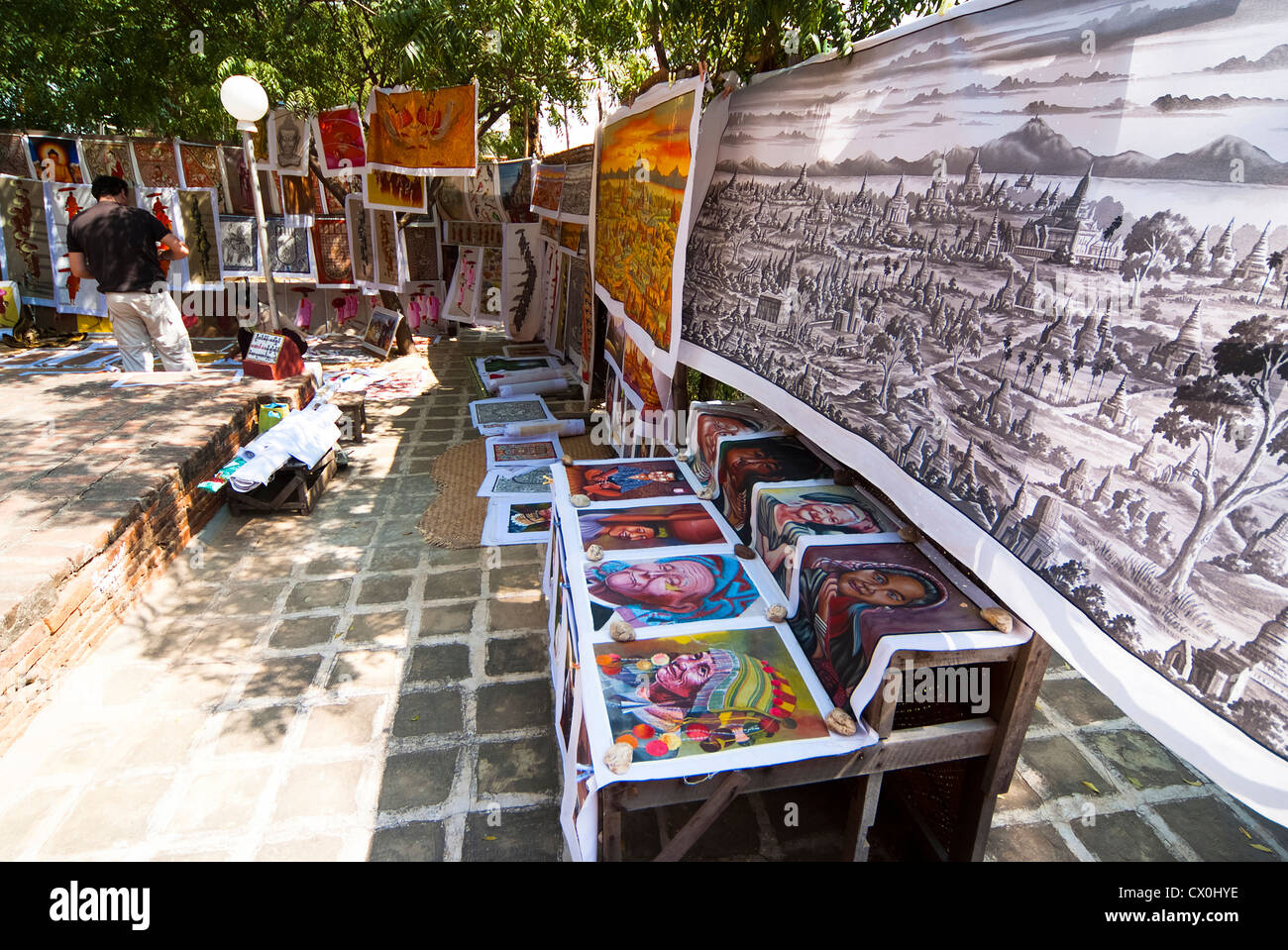 Peintures de sable à vendre à l'extérieur d'un temple de Bagan, Myanmar Banque D'Images
