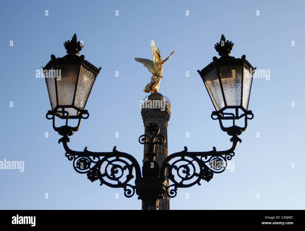 Ange d'or de la colonne de la victoire "iegessäule' situé à Tiergarten à Berlin, Allemagne Banque D'Images