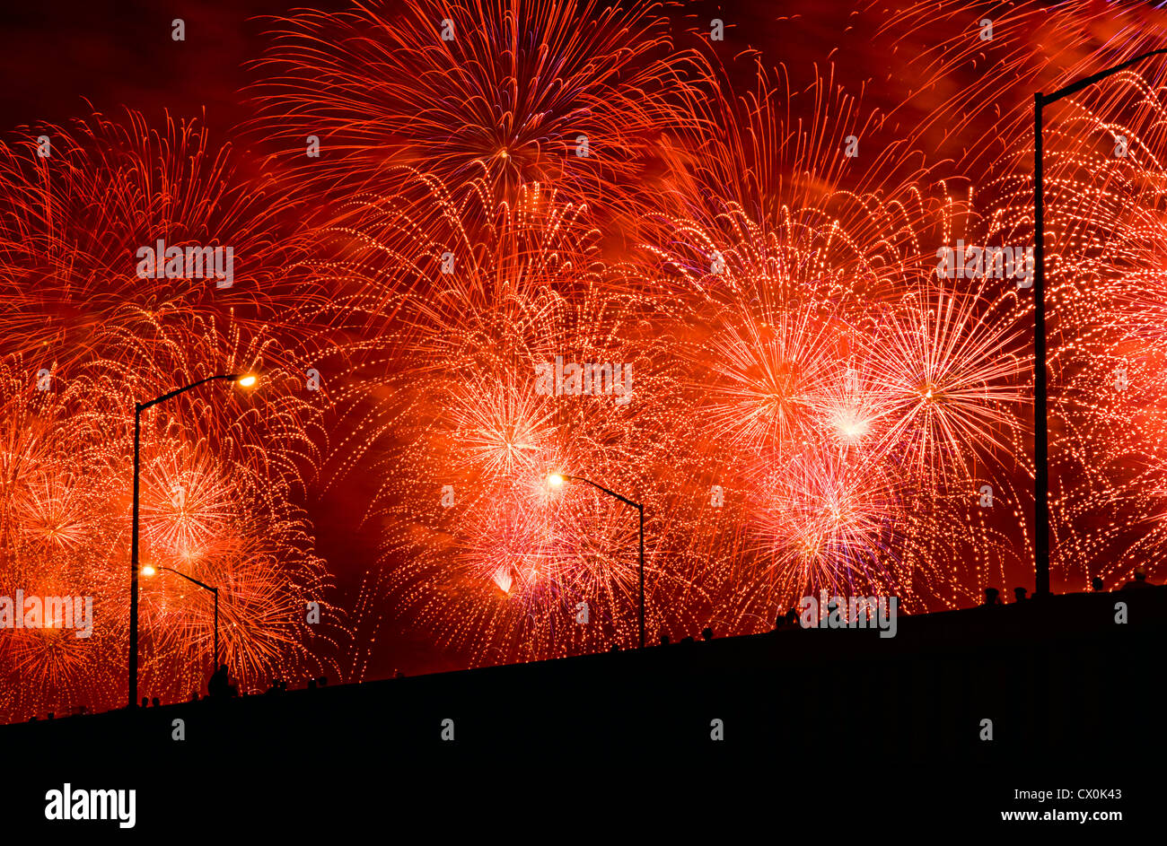 FPeople watch Quatrième de juillet Fireworks depuis viaduc surélevé. Banque D'Images