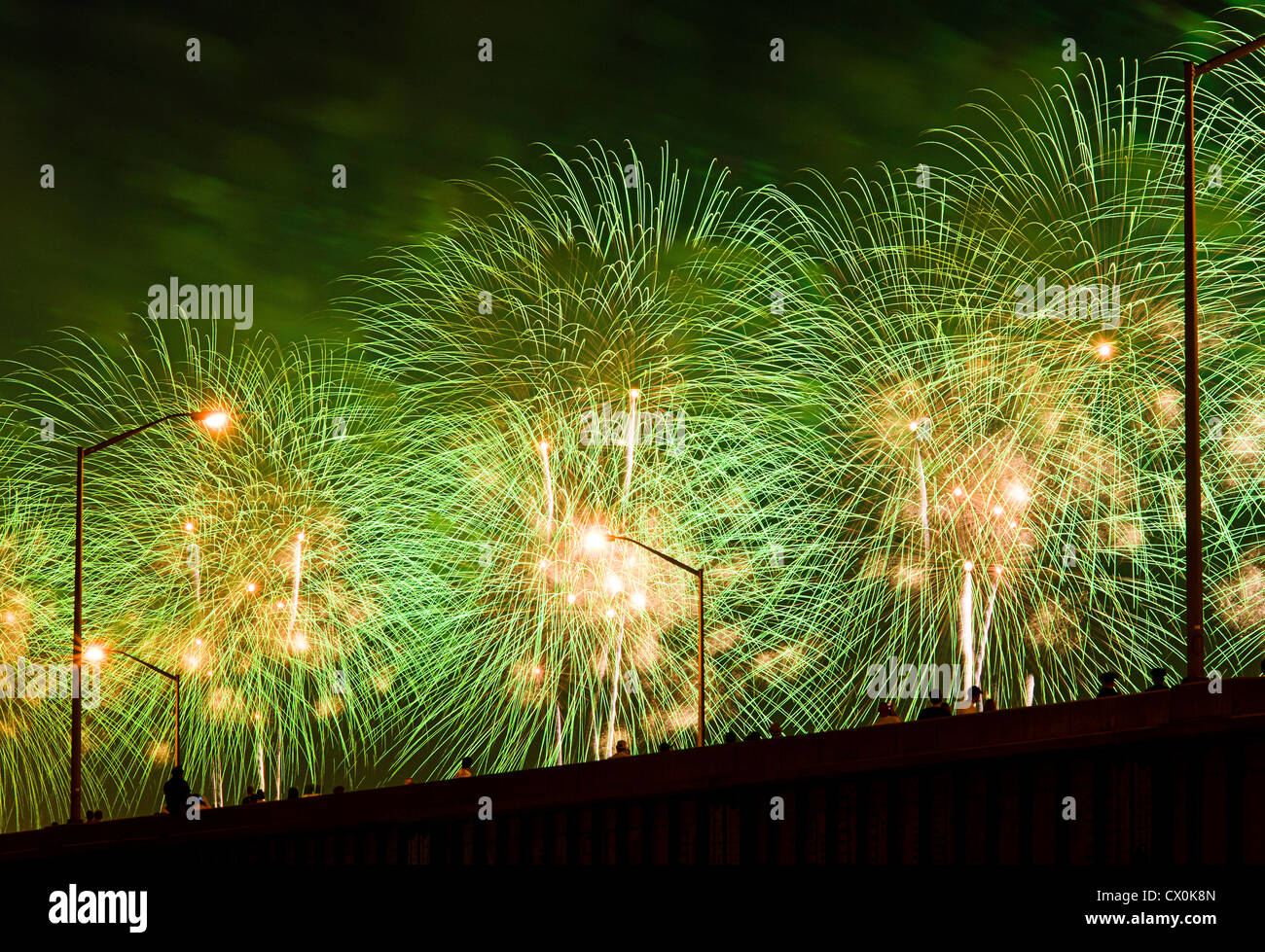 Les gens regardent Quatrième de juillet Fireworks depuis viaduc surélevé. Banque D'Images