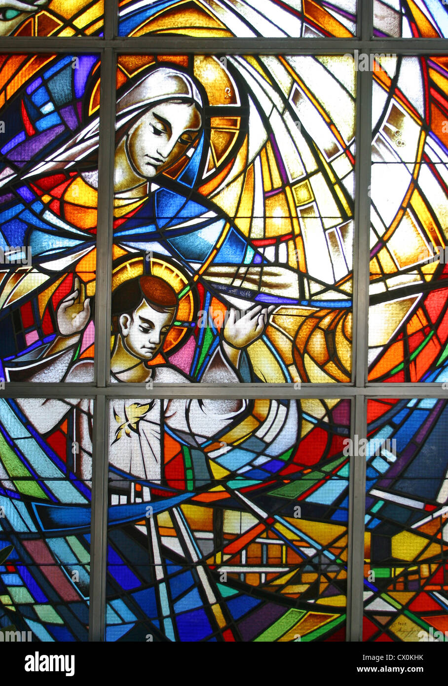 Vierge Marie avec l'Enfant Jésus, de vitraux Banque D'Images