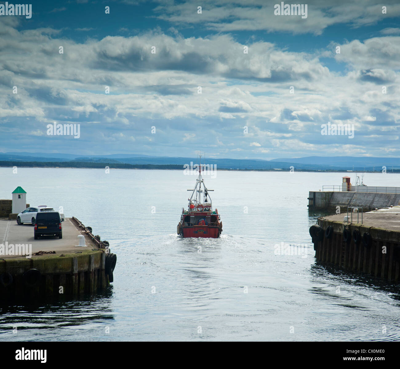 Bateau de pêche à la crevette de partir dans le Moray Firth. 8422 SCO Banque D'Images
