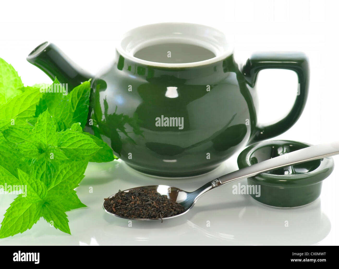Théière vert à la menthe thé en vrac et des plantes Banque D'Images