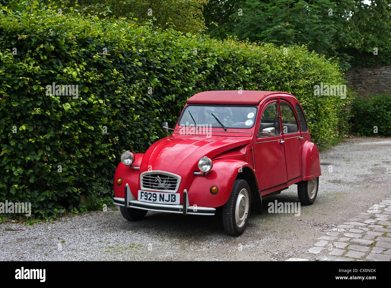 Voiture Citroen 2CV rouge Banque D'Images