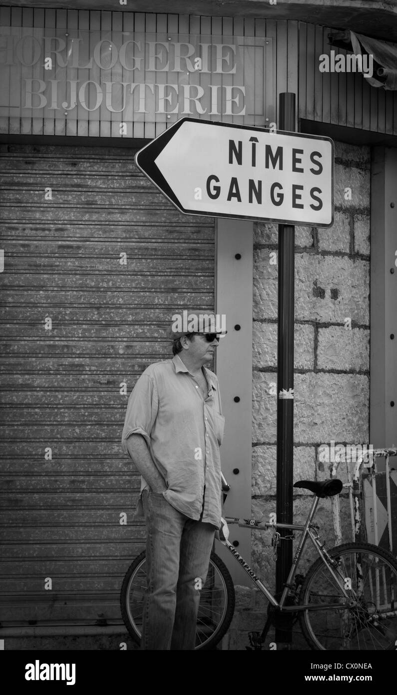 Homme debout en signe de route et location en Arre France Banque D'Images