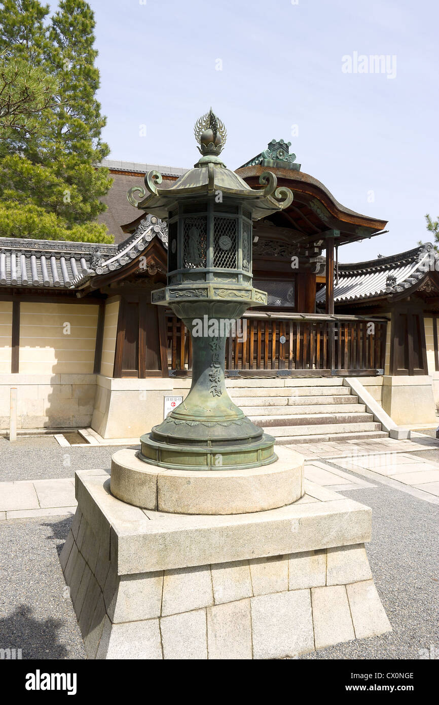 Lanterne en bronze traditionnel japonais (Toro) en temple Myōshin-ji.  Kyoto, Japon Photo Stock - Alamy