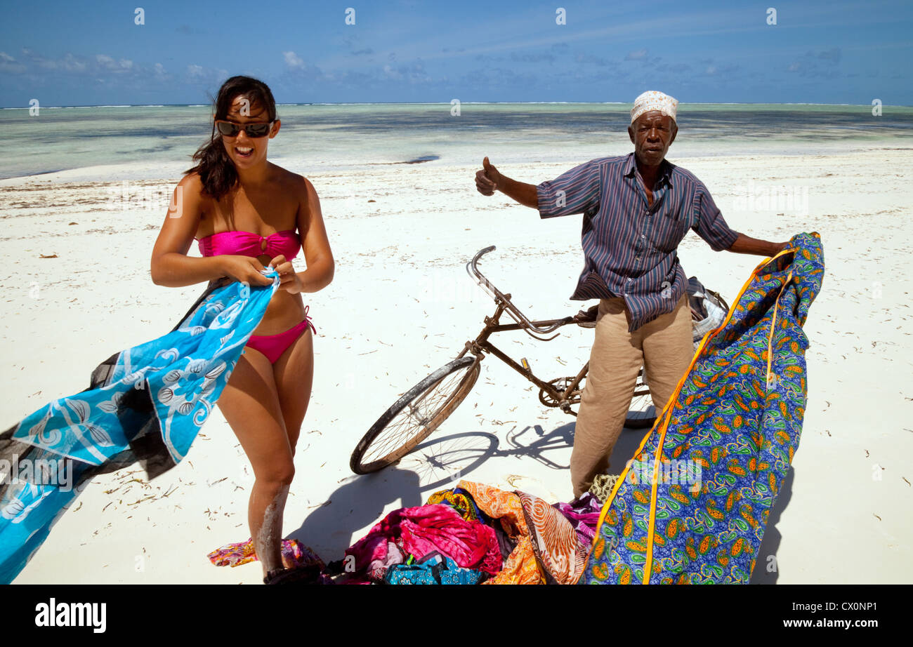 Jeune femme achetez des v tements d une plage Bwejuu Zanzibar