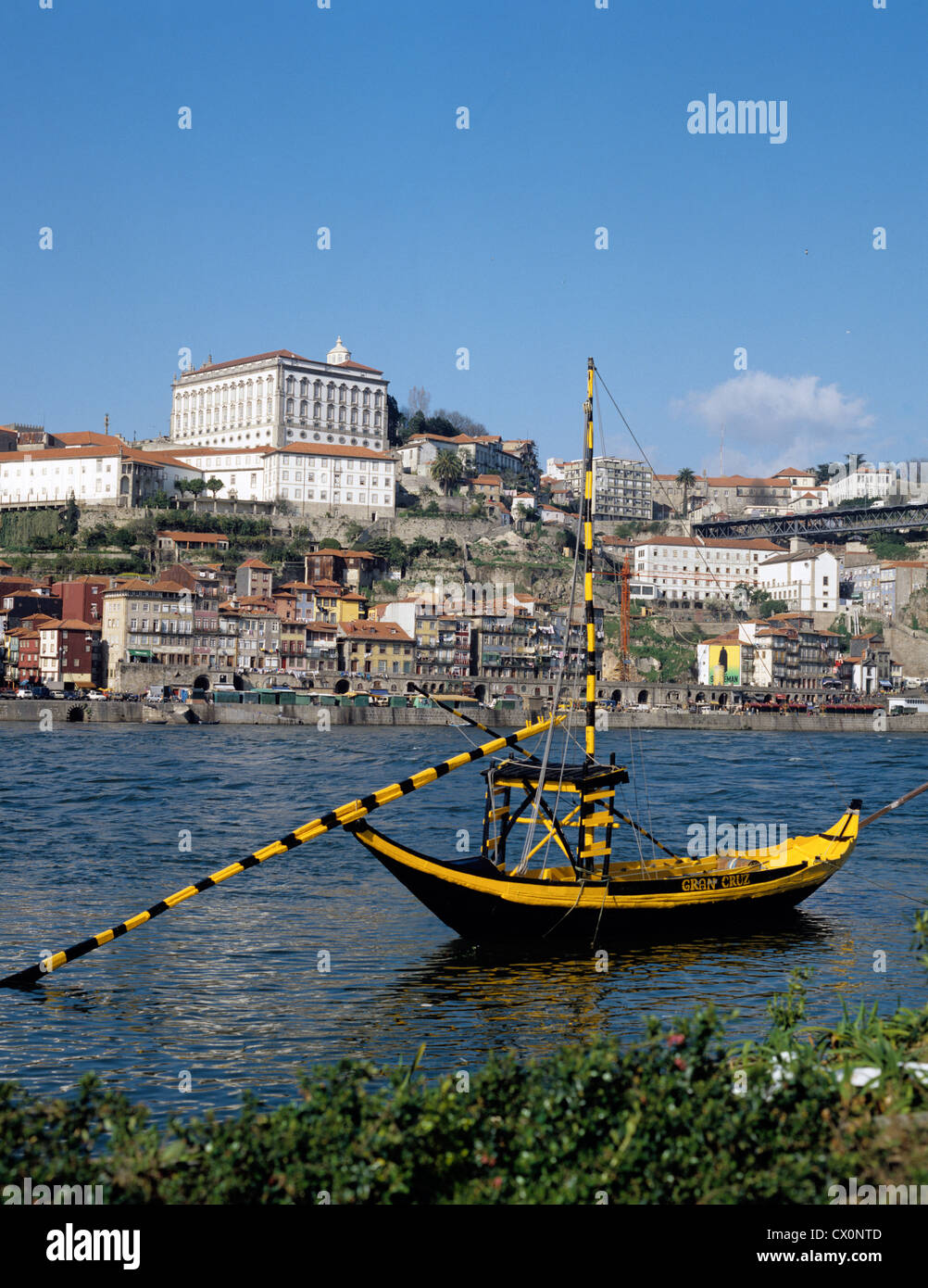Portugal. porto. Costa verde porto. Vue sur la ville et la voile sur la rivière. Banque D'Images